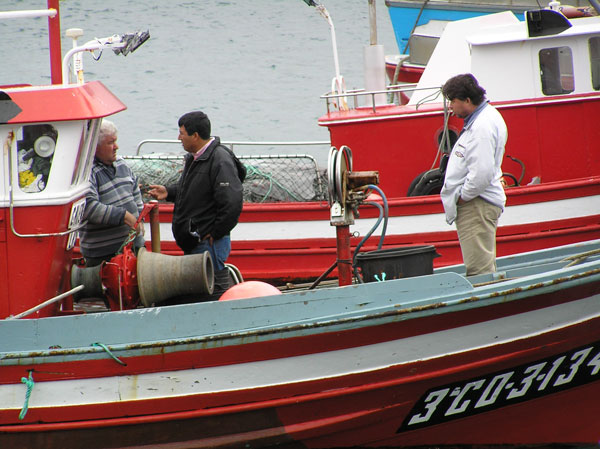 Pescadores chilenos en una embarcacin