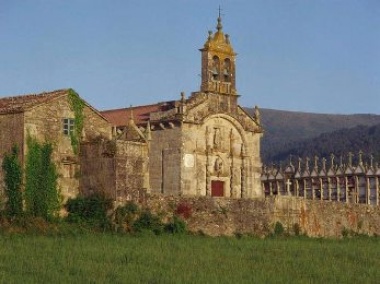 Ampliacin de TRABA: Iglesia de Santiago de Traba (Ventana nueva)