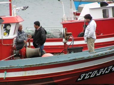 Ampliacin de Pescadores chilenos en una embarcacin (Ventana nueva)